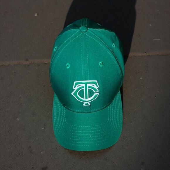 2018 New Era Minnesota Twins Green St Patricks Day Logo Adjustable Baseball Hat - Picture 1 of 12